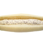 白いコッペパンが軽やかに包み込む、口どけの良いクッキークリームの魅力!クッキークリームの白コッペパン