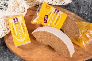 森永×ファミマのコラボスイーツ!懐かしい味わいのミルクキャラメルバウムが新登場【2023年発売情報】