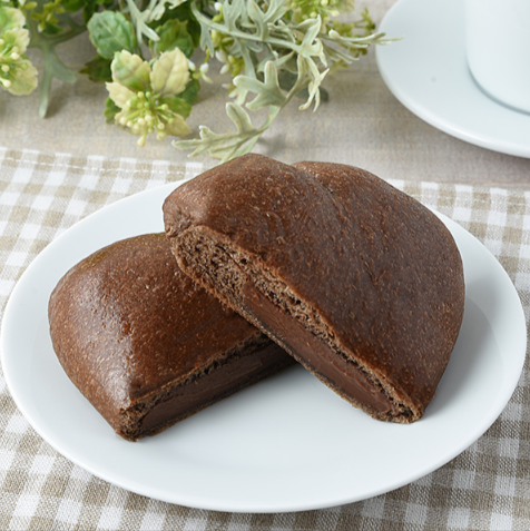 なめらかな口どけと濃厚な風味が魅力のファミリーマートチョコクリームパン。一つ食べれば、チョコレートの世界へと誘われ、至福の味わいに包まれることでしょう