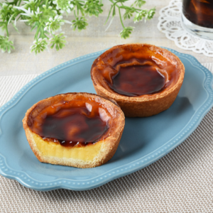 たまごの至高のコク、カラメルの魅惑の香り。ファミリーマートの焼きプリンタルトは、一口食べれば、心が踊る絶品スイーツ体験が待っています