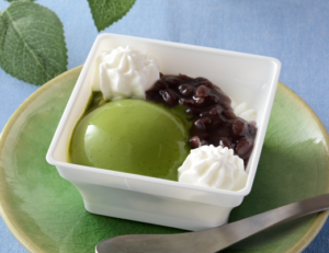 抹茶愛をひとつに集めた、ぷるんと感動の一口!ローソンのお抹茶ババロアがお茶の時間に幸せな余韻を運んできます。