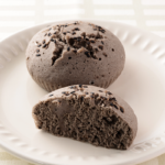 ローソンから発売された、夏場でも食べやすいオーツ麦を使用した黒ごま蒸しパン