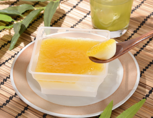 夏みかんの涼やかな魅力、ひと口の水ようかんに閉じ込めました。フルーツ水ようかん(夏みかん)