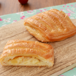 リンゴの魅力、カスタードの贅沢。ローソンからアップルカスタードデニッシュ、心ゆくまで味わって。