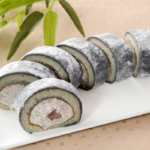 ローソン食感ロール(ごま&あんこ)もちもち食感 ごまとあんこの贅沢な融合 お餅で巻いたもち