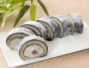 ローソン食感ロール(ごま&あんこ)もちもち食感 ごまとあんこの贅沢な融合 お餅で巻いたもち