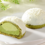 ローソンからお抹茶クッキーシュー(抹茶ラテ風) 宇治抹茶の魔法シューの中に宿る至福の瞬間。