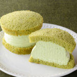 ローソン抹茶が濃厚な美味しさ、たんぱく質で満足感倍増。抹茶クリームサンドwithたんぱく質