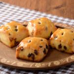 ほんのり甘く、心地よく濃厚。チョコチップスコーン、食べ出すと止まらない、その美味しさをご賞味ください。